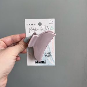Free with Bundle 🤍 Scunci I am a plastic bottle claw clip